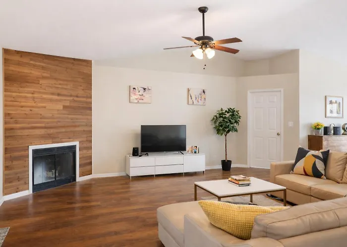 Pool House, Short Drive To Beach, Grill, Smart Tv